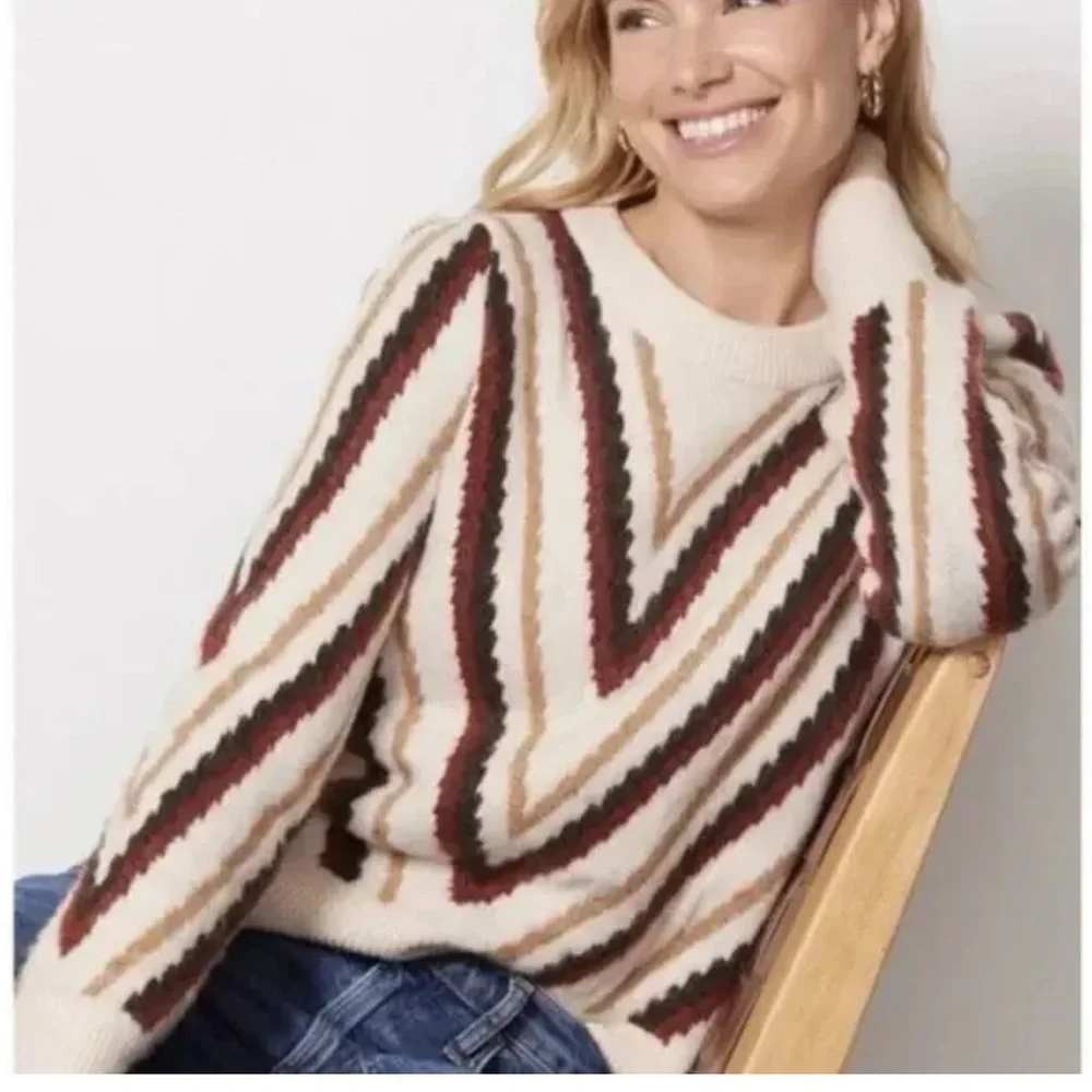 Evereve Georgia Pullover Sweater Large Chevron Stripe Stretch Knit Neutral Cozy